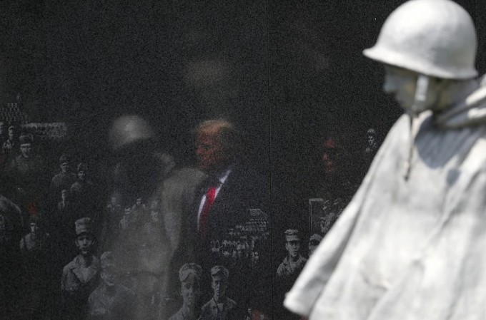 АҚШ президенти Дональд Трамп Корея урушида ҳалок бўлган аскарлар мемориалига ташриф буюрди.