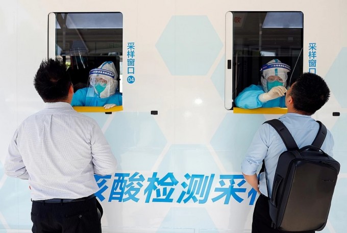 Xitoyning Pekin shahrida koronavirusga tahlil namunasi olish uchun mobil laboratoriyalar tashkil etildi.