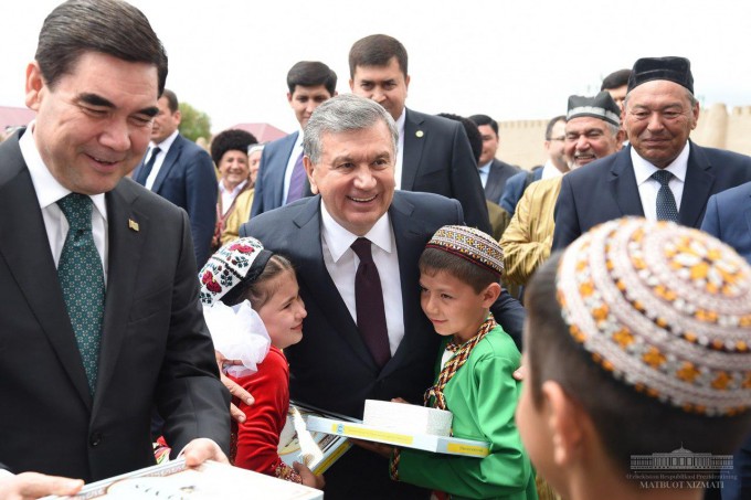 Shavkat Mirziyoyev va Turkmaniston prezidenti Gurbanguli Berdimuhamedov Xorazm viloyati Urganch shahridagi “Ulli hovli” majmuasida bolalar qurshovida. 2018-yil, 24-aprel. 