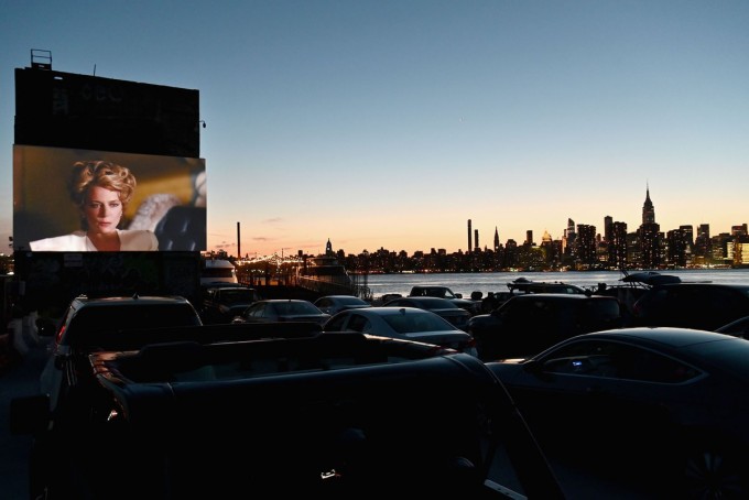 АҚШнинг Бруклин туманидаги Skyline Drive-In очиқ осмон кинотеатрида кино томоша қилаётган одамлар.
