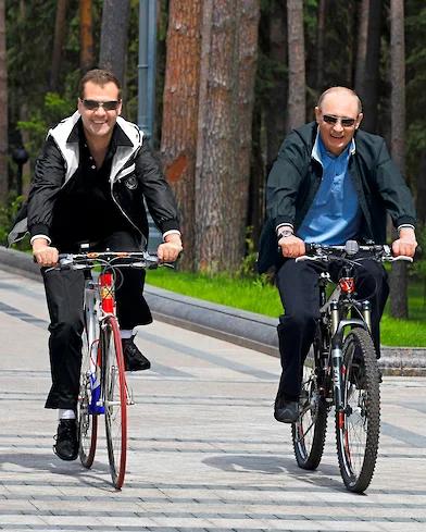 Rossiya prezidenti Vladimir Putin va xavfsizlik kengashi rahbari Dmitriy Medvedev