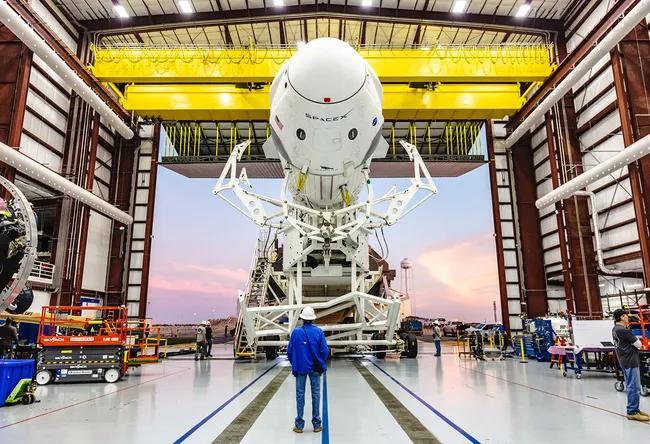 SpaceX Falcon 9 raketasi biriktirilgan Crew Dragon kemasi.