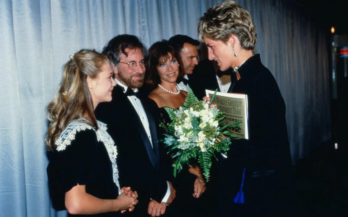 Malika Diana, Stiven Spilberg va “Yura davri bog‘i” filmi aktyorlari, 1993-yil