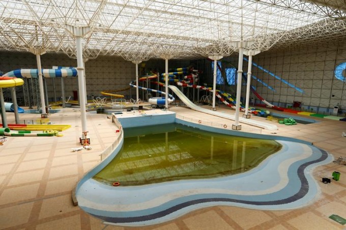 Ироқнинг Бағдод шаҳридаги комендантлик соати вақтида аквапаркда бўм-бўш қолган бассейн.