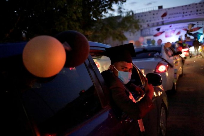 Meksikaning Syudad-Xuares shahrida avtomobilida diplom topshirish marosimini kutib o‘tirgan o‘rta maktab talabasi.