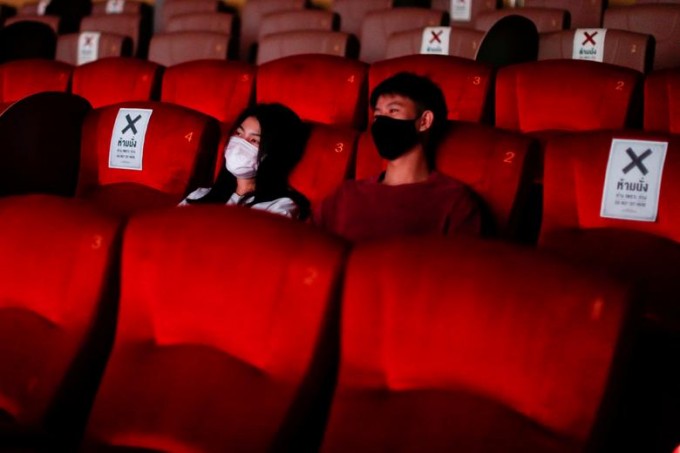 Tailandning Bangkok shahrida kinoteatrda niqobda o‘tirgan tomoshabinlar.