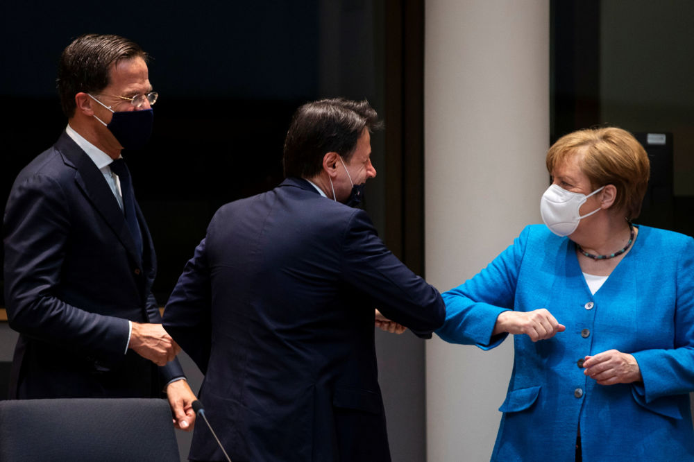 Angela Merkel Italiya bosh vaziri Juzeppe Konte bilan salomlashmoqda.