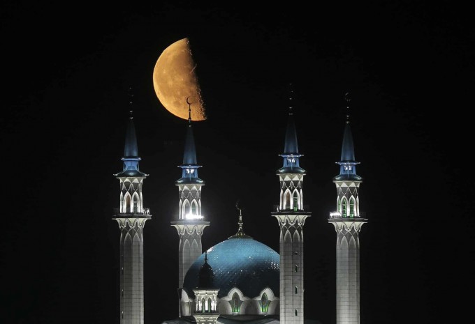 Rossiyaning Qozon shahridagi Qul Sharif masjidi uzra nur sochib turgan oy.