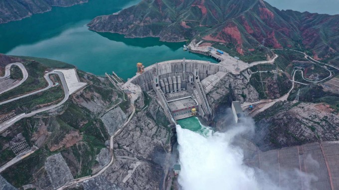 Xitoyning Sinxay hududida Litszyasya gidroelektr inshooti suv chiqarmoqda.