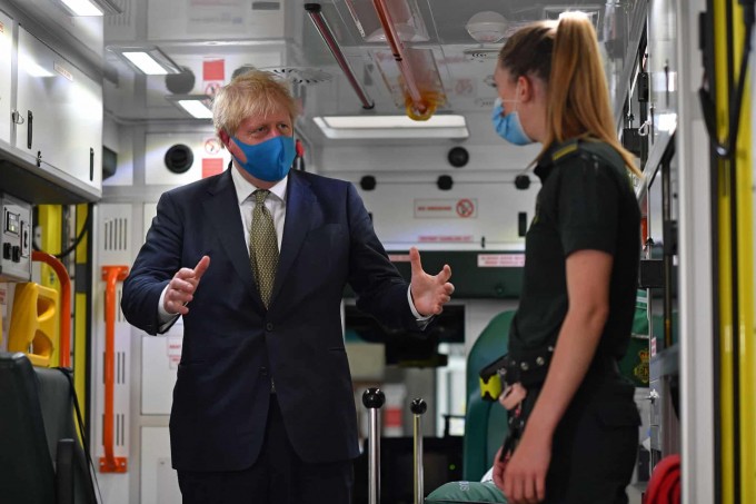 Londonda Buyuk Britaniya bosh vaziri Boris Jonson NHS Trust tez yordam xizmati shtab-kvartirasiga tashrif buyurgan vaqtida tibbiyot xodimlari bilan suhbatlashdi.