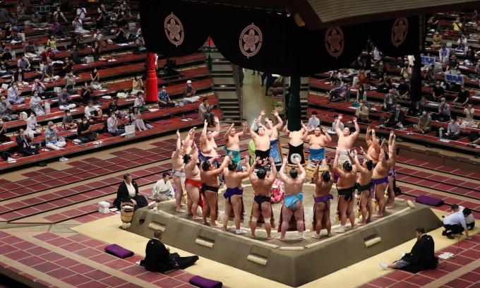 Япониянинг Токио шаҳрида Сумо турнири олти ой ичида илк маротаба томошабинлар олдида ўтказилди.