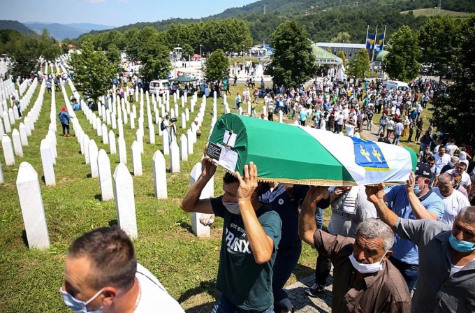 Босния ва Герцеговинада Сребреницдаги геносид қурбонлари ёд этилди. 1995 йилда у ерда 8 мингдан ортиқ мусулмонлар қириб юборилган эди.