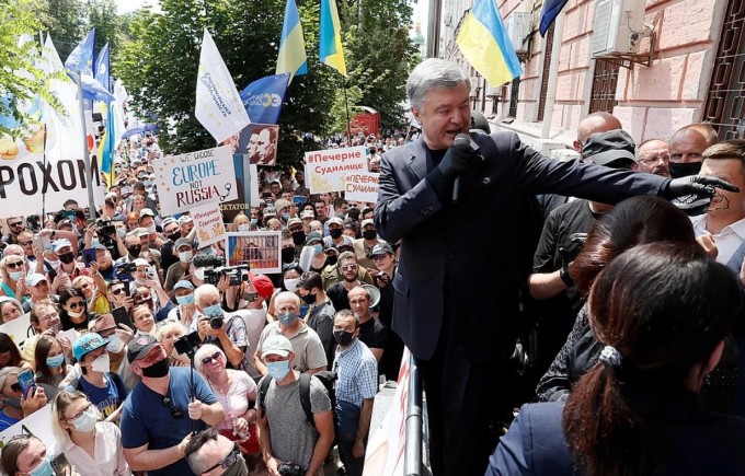 Ukrainaning sobiq prezidenti Pyotr Poroshenkoni qo‘llab-quvvatlash uchun Kiyevdagi sud binosi oldida miting bo‘ldi.