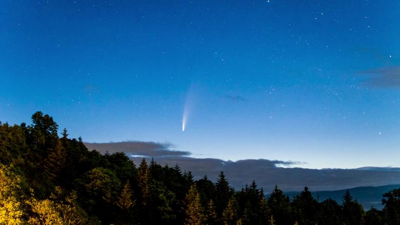 Япониянинг Хоккайдо шаҳри осмонидан учаётган комета.