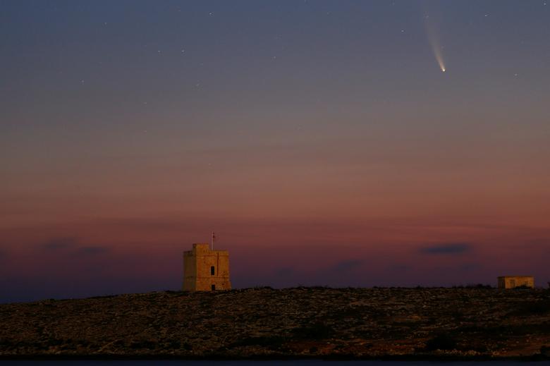 Maltadagi muqaddas Mark minorasi ustidan uchib o‘tayotgan kometa.