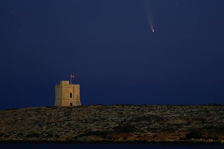 Maltadagi muqaddas Mark minorasi ortidan ko‘ringan kometa.