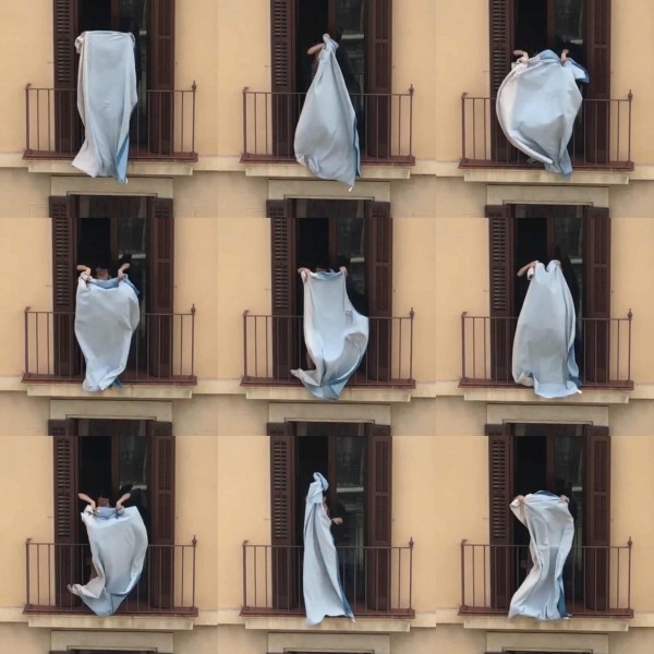 Барселонанинг Луис Кобело шаҳрини 180 даражада томоша қилиш мумкин бўлган терраса. Ушбу фотосурат инсоннинг янги одатлари, учрашув манзиллари: том, балкон, деразалар ҳақида сўзлайди.