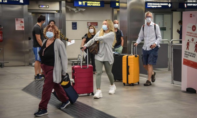 Linate aeroportida Madriddan kelayotgan yo‘lovchilar. Bu yerda odamlarni koronavirusga test qilish uchun markazlar ham tashkil qilingan.