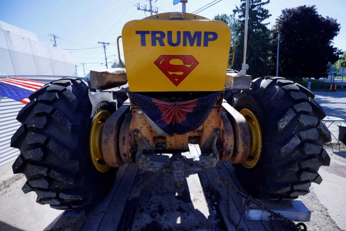 АҚШ президенти Дональд Трамп «Супермен»га қиёслаб ёзув туширилган трактор.