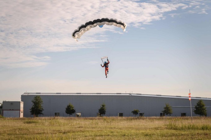 SolarStratos plane лойиҳаси асосчиси Рафаэл Домян дунёда биринчи марта қуёш батареяларидаги илк самолётган сакради.