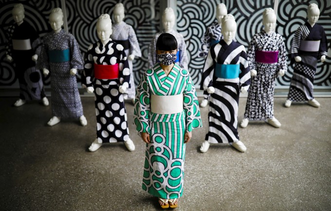 Рассом Хироко Такахаши иссиқ ҳавода кийиладиган кимоно-юкатни тақдим этмоқда. Япония.