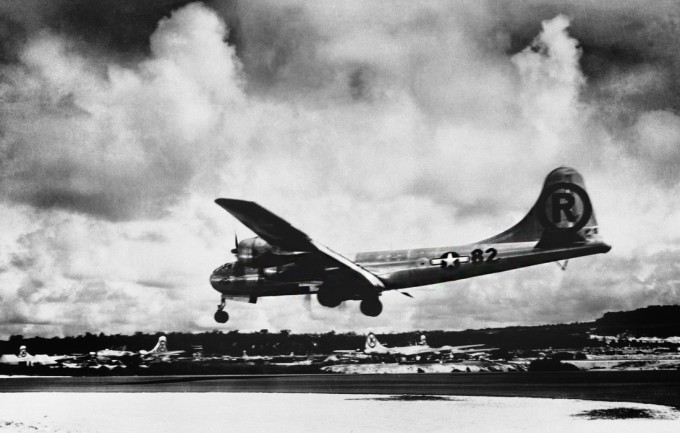 1945 йил 6 август куни эрталаб АҚШнинг B-29 Enola Gay номли бомбардировкачи самолёти экипаж командири полковник Пол Тиббетс бошчилигида Япониянинг Хиросима шаҳрига Little Boy («Кичик бола») деб аталган атом бомбасини ташлади. Бу бомбанинг кучи 13–18 килотонна тротил эквивалентига тенг эди.