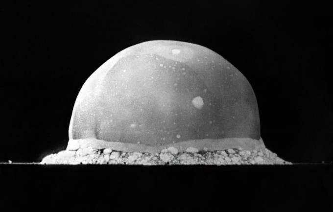 1945-yil 16-iyulda AQShning Nyu-Meksiko shtatidagi poligonda dunyodagi ilk atom bombasi sinovi muvaffaqiyatli o‘tkazildi. Portlash kuchi 21 kilotonna trotilga teng bo‘ldi.
