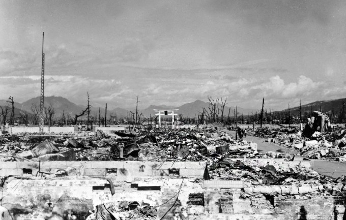 Nagasakidagi 52 000 binodan 14 000 tasi buzilgan. 12 foiz bino zararsiz qolgan. Shahar Xirosimaga nisbatan kamroq talafotga uchragan.