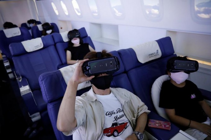 Yaponiyaning Tokio shahrida mijozlar parvoz o‘rindiqlarida virtual reallik qurilmalarini taqqan holda shaharlar bo‘ylab 360 daraja sayohatlar qilishmoqda.