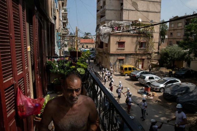 Bayrutdagi portlash natijasida jabrlangan uyining balkonida o‘tirgan Abdu Batruni.