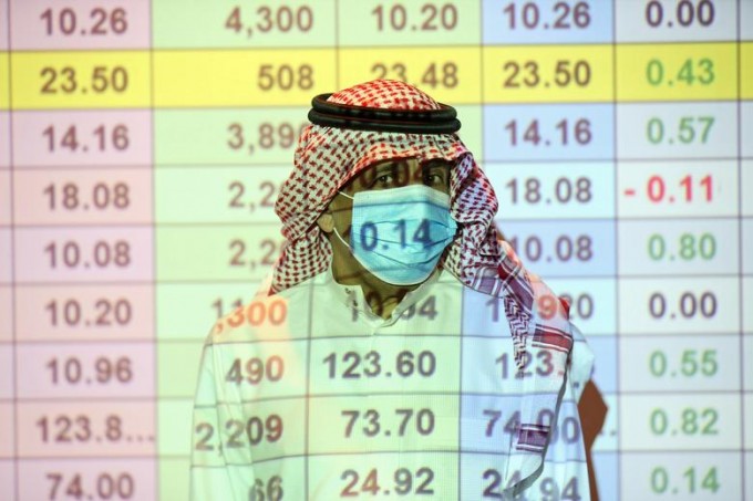 Treyder Saudiya fond bozoridagi qoldiqlarni kuzatmoqda.