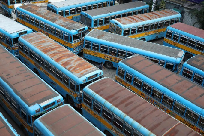 Ғарбий Бенгалия штатида ҳукумат 2 кунлик тўлиқ карантин эълон қилганидан сўнг ишсиз турган автобуслар.