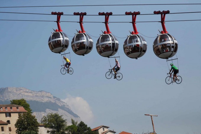 Тур де Франц мусобақаси иштирокчилари 17-босқич бошланиши олдидан ҳавода велосипед ҳайдашмоқда.