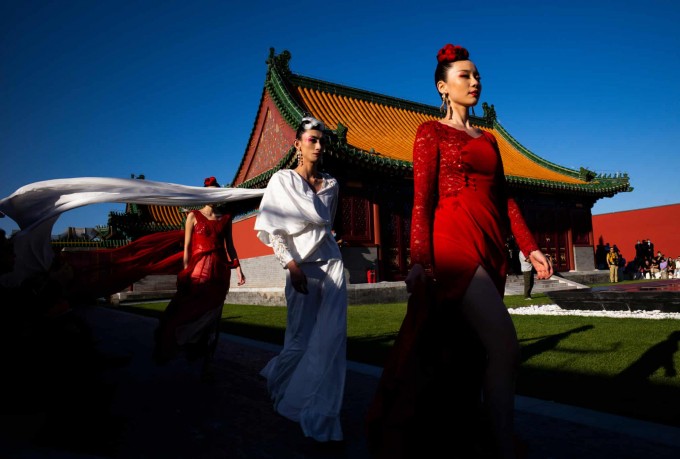 Маданият марказида Пекин мода ҳафталигида чиқиш қилаётган моделлар.