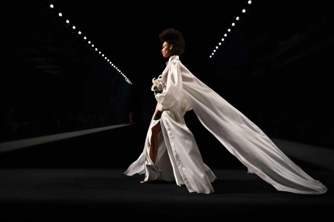 Mercedes-Benz fashion week мода ҳафталигида дизайнер Маркос Луэнгонинг ишларини намойиш қилаётган модель.