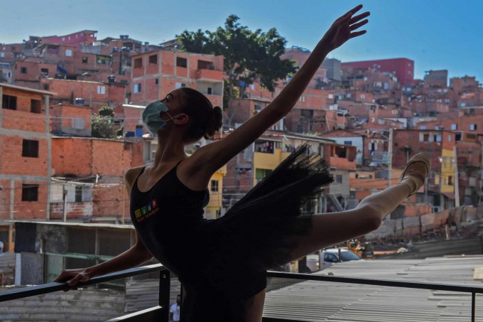 “Paraisopolis” baleti o‘quvchisi Mariana Souza mashq qilmoqda.