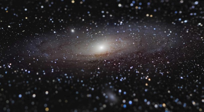 Mutlaq g‘olib va galaktika yo‘nalishi g‘olibi: Fransiyalik Nikolya Lefodening qo‘lingni uzatsang, yetgudek tasvirlangan Andromeda galaktikasi surati.