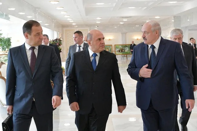 Belarus bosh vaziri Roman Golovchenko, Rossiya bosh vaziri Mixail Mishustin, Belarus prezidenti Aleksandr Lukashenko Minskdagi muzokaralar vaqtida