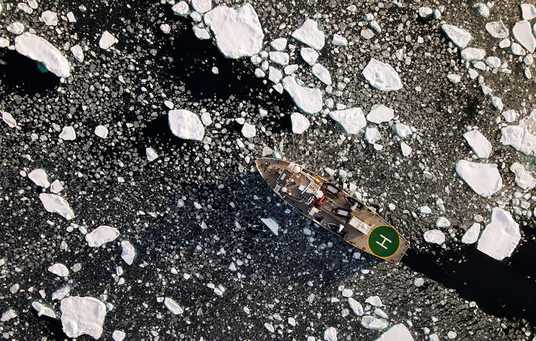 Greenpeace Arctic Sunrise кемаси Шимолий муз океанидан ўтиб бормоқда.