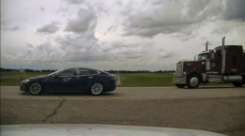 Канадада автопилотда ҳаракатланаётган Tesla полициядан қочишга уринди. Бу вақтда ҳайдовчи ухлаётган бўлган