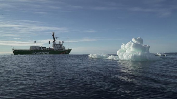 Greenpeace Arctic Sunrise kemasi Shimoliy Muz okeanidagi suzuvchi muzlar yonida.