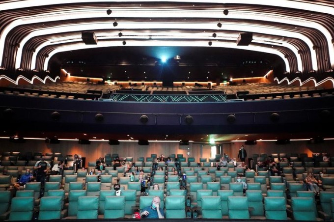 Odeon Luxe Leicester Square kinoteatrida “Tenet” filmi premyerasi oldidan o‘z joylarini egallayotgan odamlar.