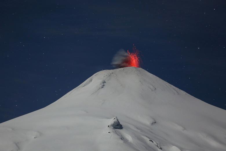 Chili tog‘larida otilgan Vilyarrika vulqonining tungi ko‘rinishi.
