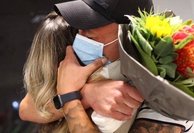Florian Meler braziliyalik sevgilisi Renata Alves bilan birga Frankfurt aeroportida olti oylik ayriliqdan so‘ng uchrashmoqda.