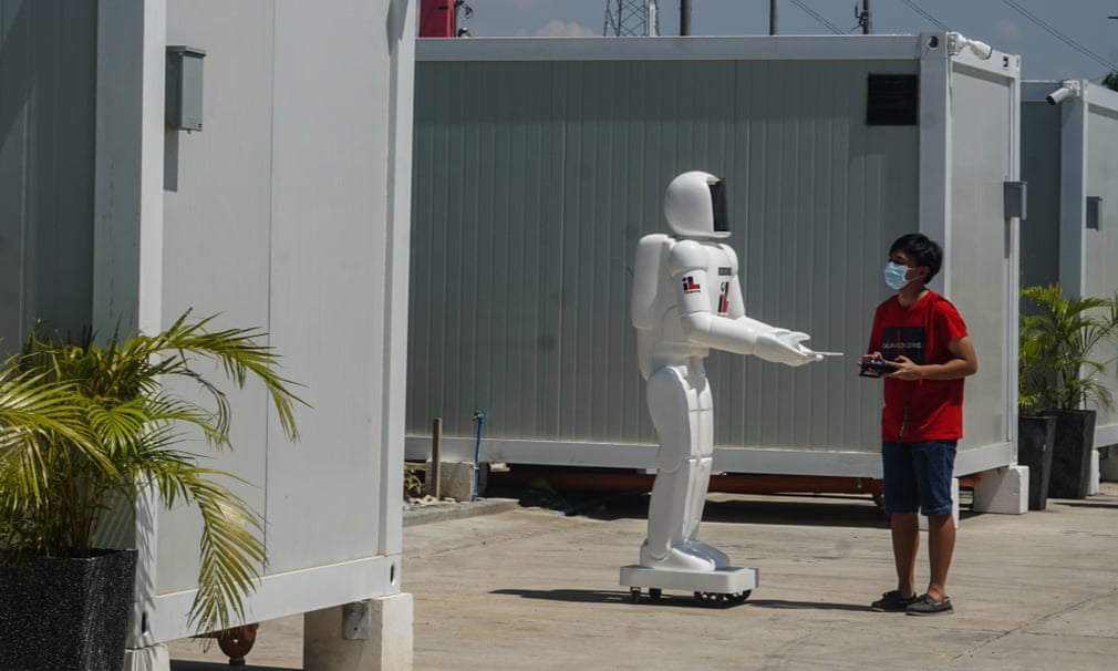 Filippindagi yirik savdo markazi ichida xizmat ko‘rsatayotgan robot-hamshira.