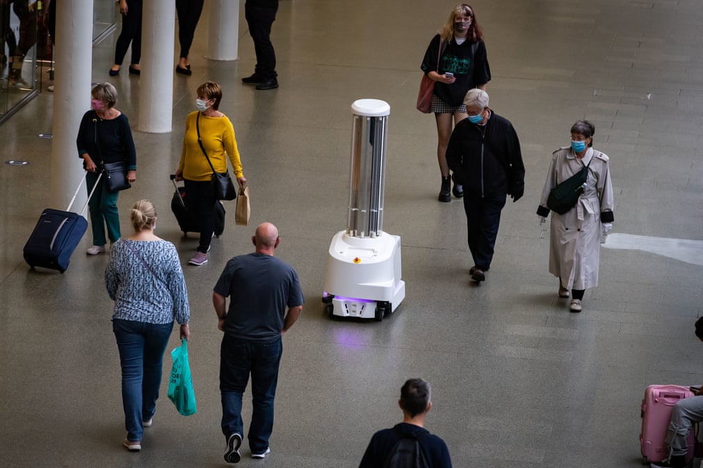 Ultrabinafshali robot Londondagi Sent-Pankras xalqaro vokzalini tozalamoqda.Ushbu vokzal yuqori texnologiyali robotlardan viruslarni o‘ldirish maqsadida foydalanadigan dunyodagi birinchi vokzal hisoblanadi.