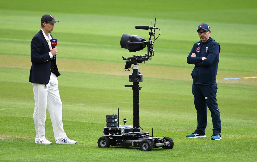 Angliyaning Manchester shahrida kriket bo‘yicha mamlakat terma jamoasi kapitani Jo Rut qur’a tashlash marosimidan so‘ng Sky Sports roboti bilan gaplashmoqda.