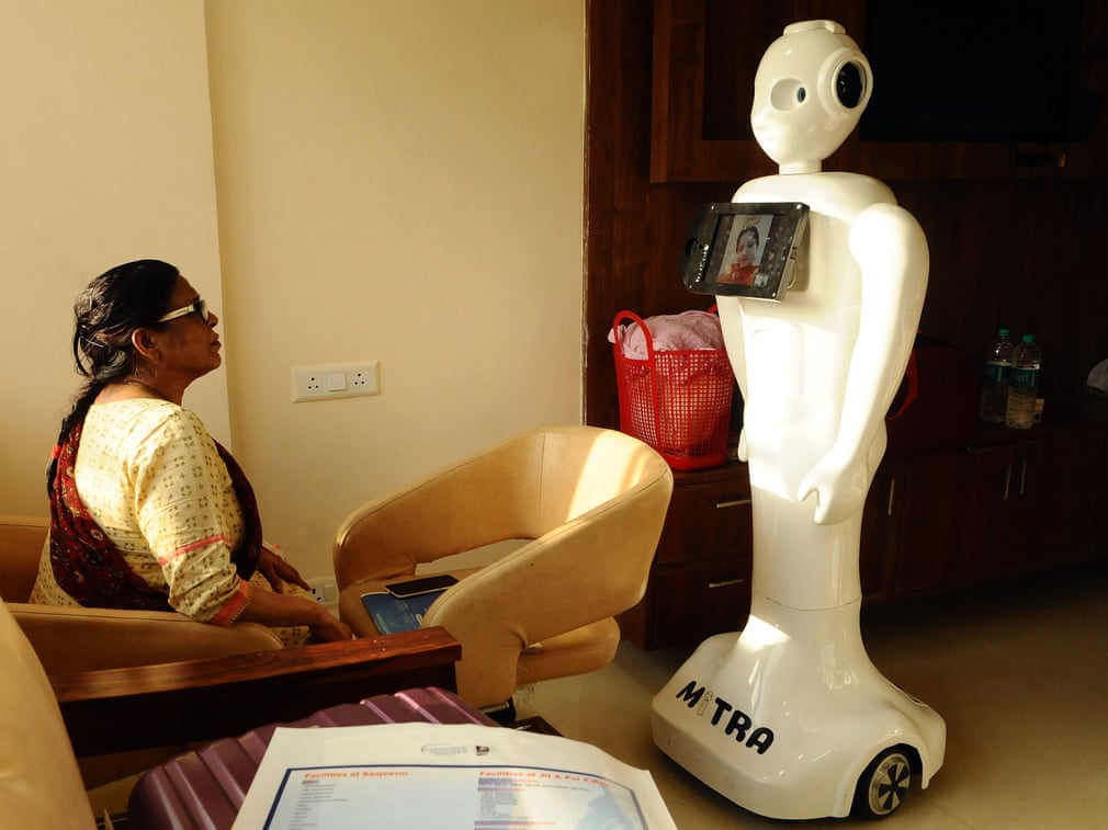 Hindistonning Uttar-Pradesh shtatida koronavirusga chalingan bemor robot orqali dietologdan maslahat olmoqda.