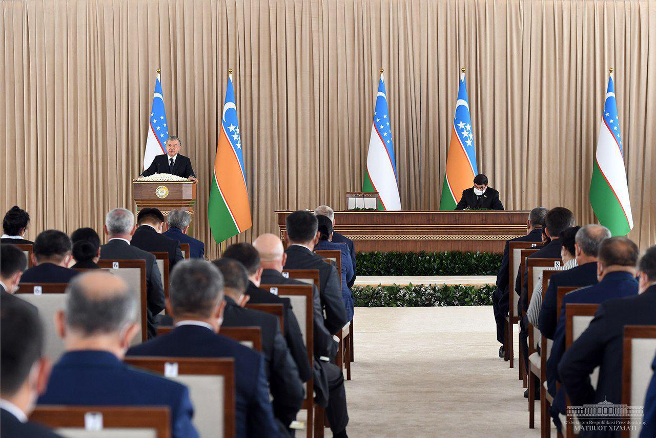 Prezident Shavkat Mirziyoyev Qoraqalpog‘iston Jo‘qorg‘i Kengesining navbatdan tashqari 8-sessiyasida nutq so‘zlamoqda, 2020-yil 2-oktabr.
