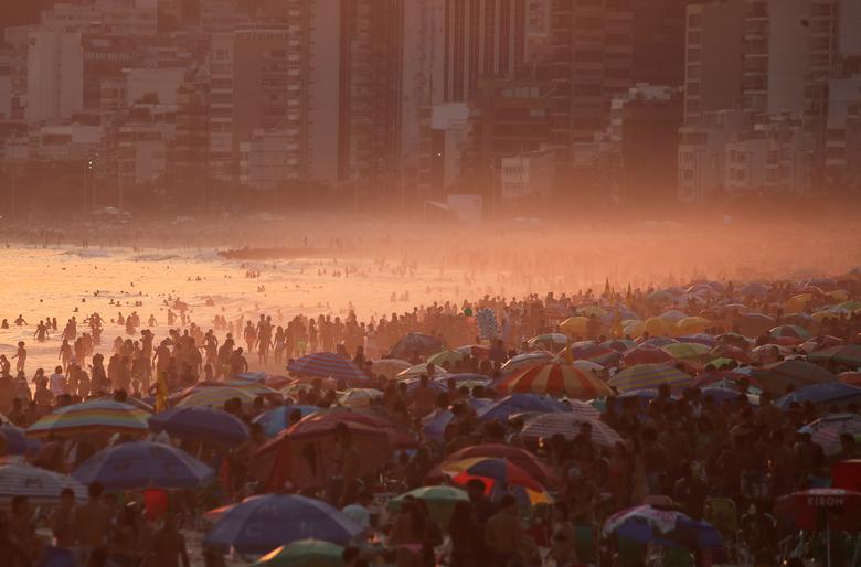 Бразилиянинг Рио-де-Жанейро шаҳридаги Ипанема пляжида одамлар иссиқ об-ҳаводан баҳра олмоқда.